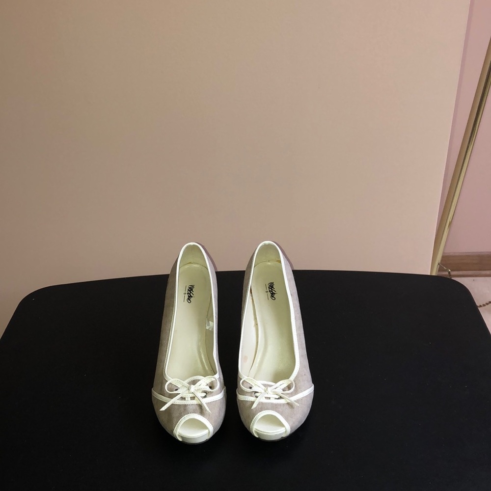 Open toe beige pumps